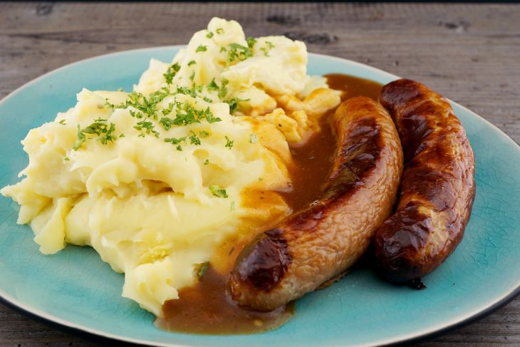 Frische Bratwurst mit Blumenkohl