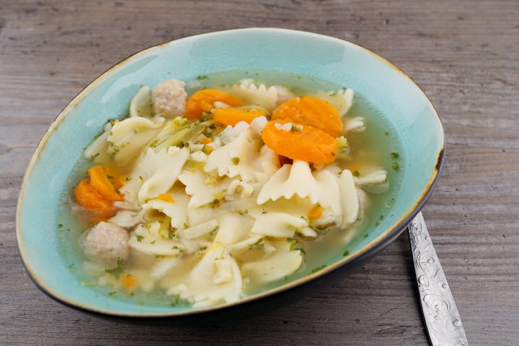 Frische Suppe mit feinem Gemüse
