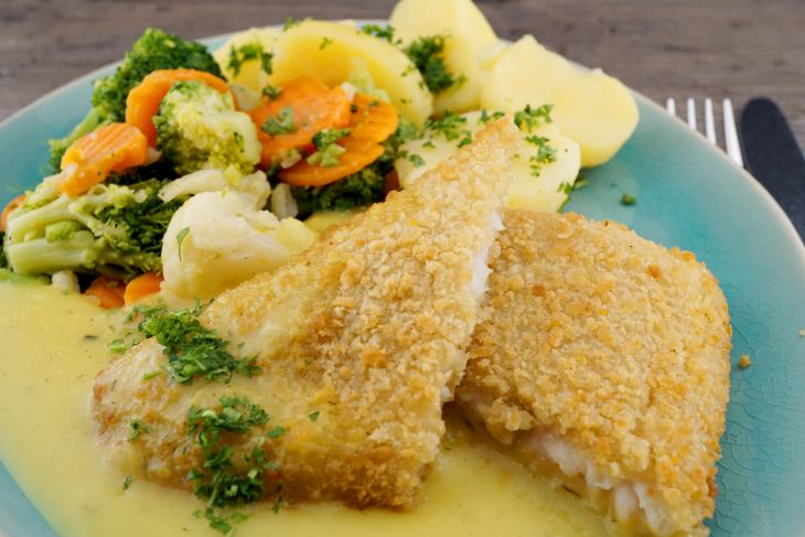 Gebratener Fisch, Salzkartoffeln, Kaisergemüse