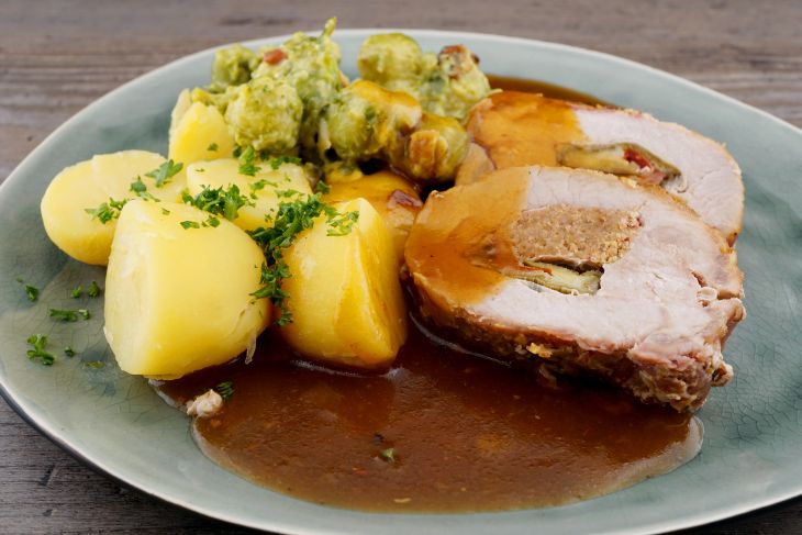 Gefüllte Braten, Rosenkohl & Salzkartoffeln