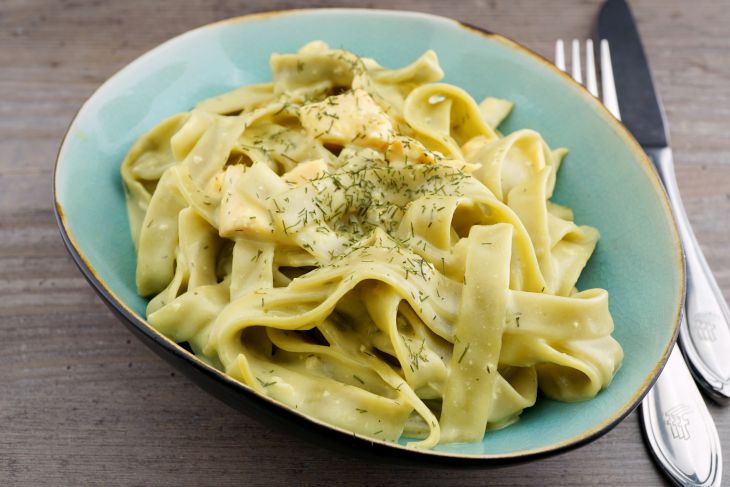 Grüne Bandnudeln mit Lachs