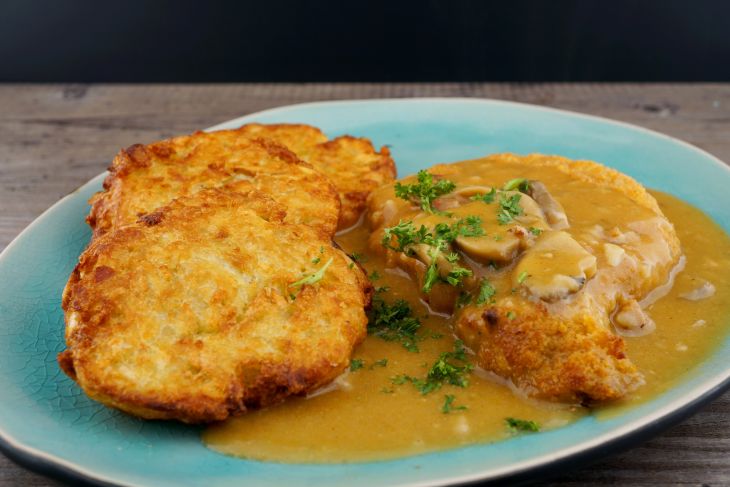 Jägerschnitzel mit Röstitaler & Salatbeilage