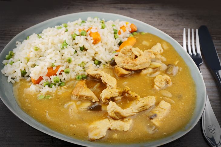 Putengeschnetzeltes mit Erbsen, Möhren & Reis