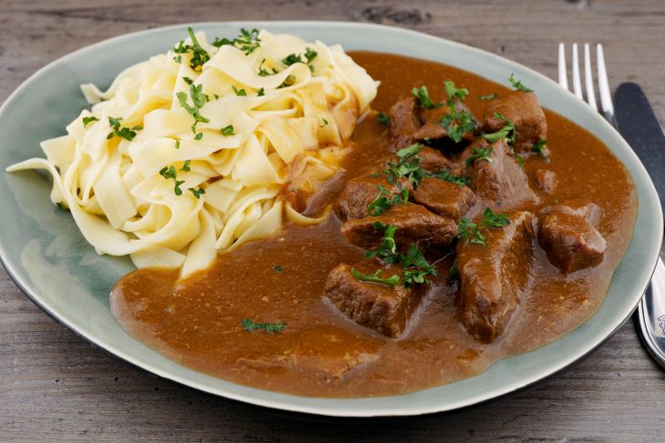 Rindergulasch mit Bandnudeln und Salat