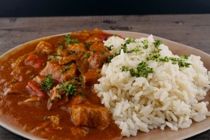 Schaschlikfleisch mit Reis