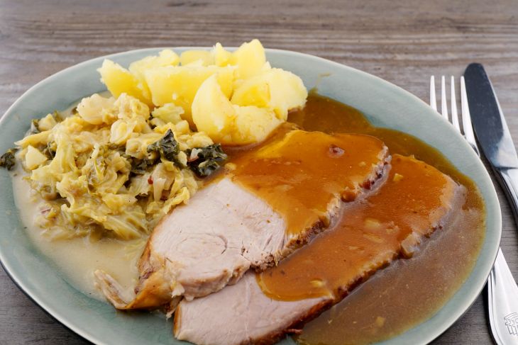 Schweinebraten mit  Rahmwirsing und Salzkartoffeln