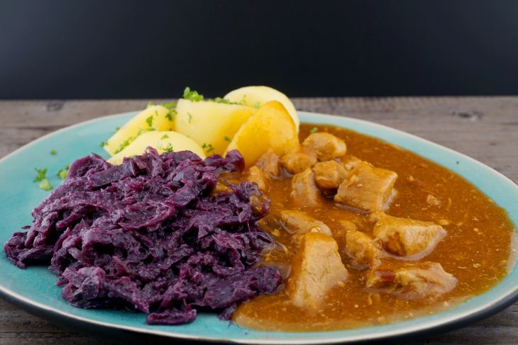 Schweinegulasch mit Salzkartoffeln