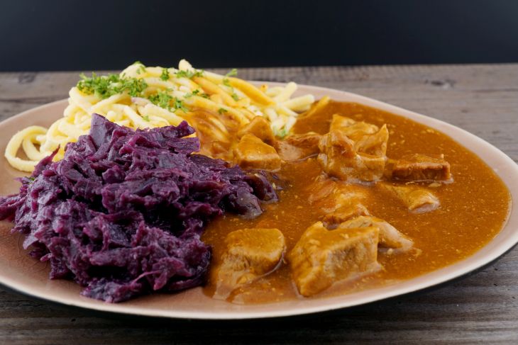 Schweinegulasch mit Spätzle